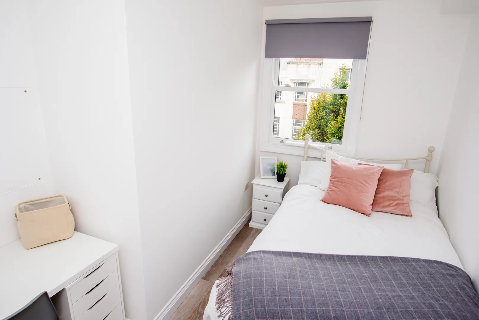 Flat E, 25 Lister Gate - Luxury 5 Bed City Centre Apartment - Image 9